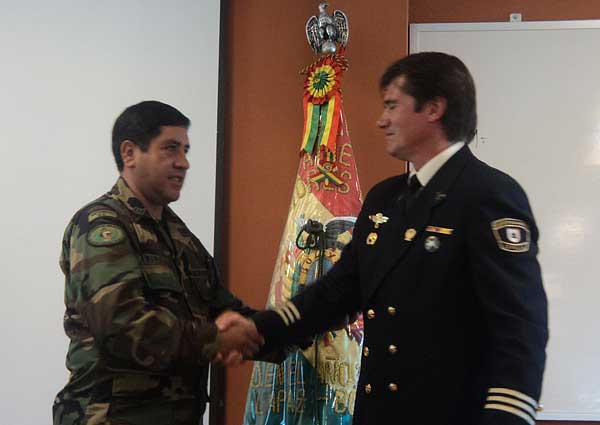 Rescate Canino Método Arcón. Fuerzas Especiales de la Policía Nacional de Bolivia condecoran al experto español Jaime Parejo.