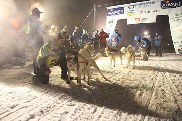 La nieve y la niebla obligan a modificar la octava etapa de Pirena 2012, la dirección de carrera optó por acortar el trazado y realizar una etapa de exhibición.