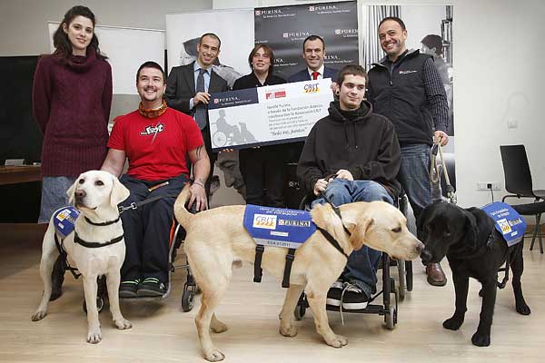 Nestlé Purina y Fundación Adecco presentan el proyecto “Solos no, juntos” para formar a personas con discapacidad, será desarrollado por la Associació CRIT – Gossos d’assistència de Catalunya.