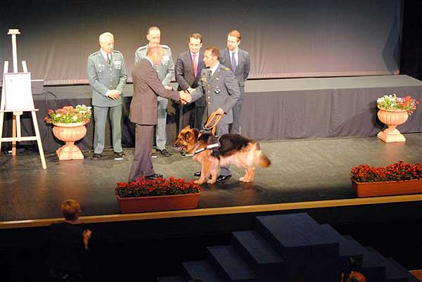 Un perro de la Guardia Civil recibe la medalla más importante que se concede a un animal por actos de valentía.
