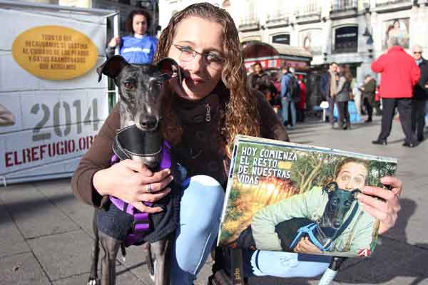 Tres perros adoptados presentan el único calendario del mundo en el que todos los días del año son fiesta. Con El Refugio.