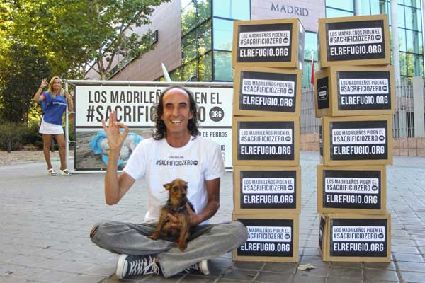 El Refugio entrega 61.832 firmas de madrileños para prohibir el sacrificio de animales abandonados, en el día del Debate del Estado de la Región.