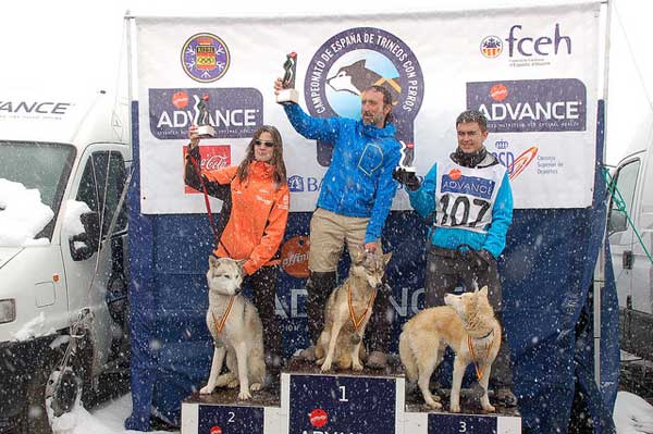 @GosArtic . La nieve, el frío y la niebla marcan el inicio de la Copa Gos Àrtic (Campeonato de Cataluña de Mushing Tierra).