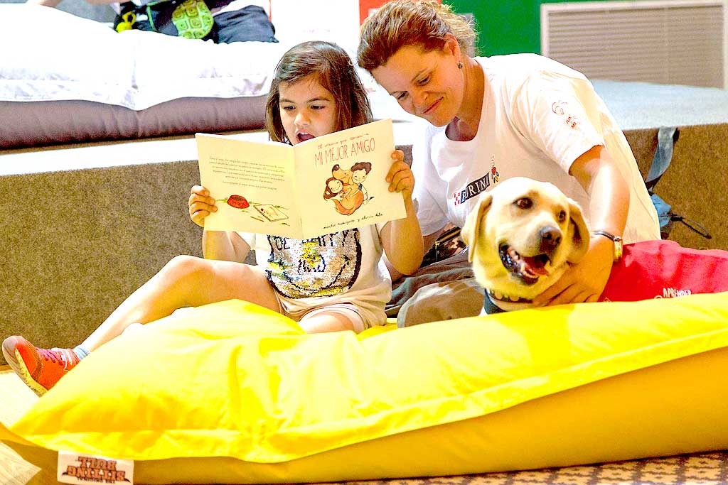 Taller de lectura con perros en la Feria del Libro de Madrid 2017