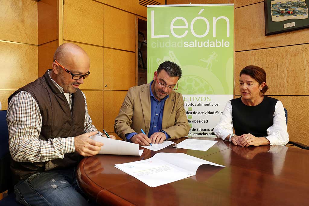 Ayuntamiento y empresarios veterinarios firman un convenio para desarrollar actividades sobre la tenencia responsable de mascotas.