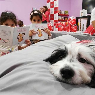 Taller de lectura con perros en la Feria del Libro de Madrid 2018.
