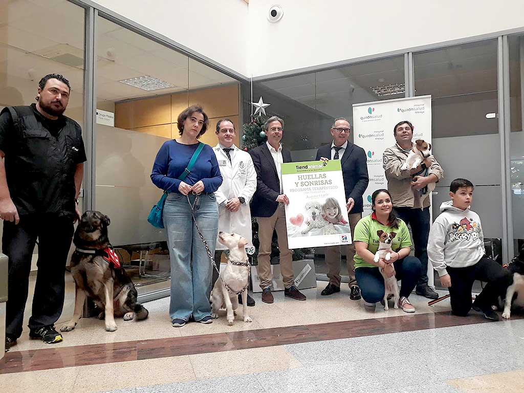 Pacientes de Quirónsalud Málaga reciben la visita de perros por Nochebuena.
