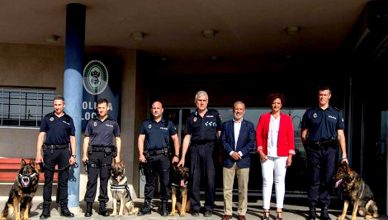 LETIPharma dona su vacuna LetiFend a la Policía Local de Vera (Almería) para prevenir la leishmaniosis canina , tras la muerte del perro ‘antidroga’ Azorg.