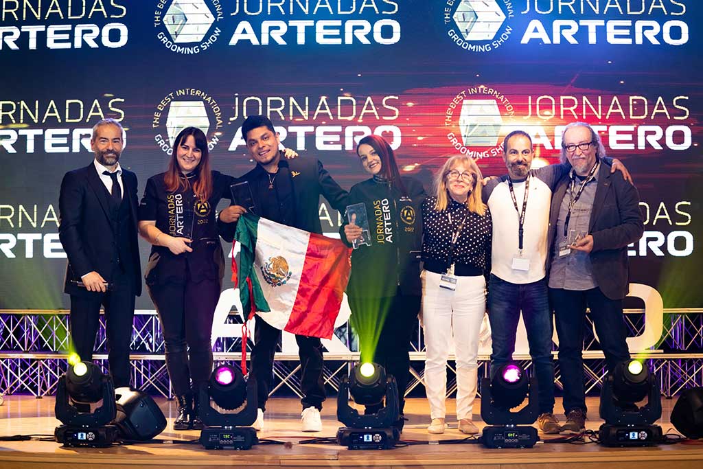 Artero entrega de los premios a los mejores peluqueros caninos.