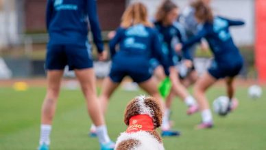 Musa, con la selección femenina de fútbol.