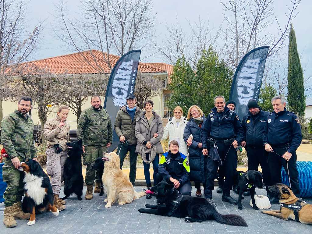 Exhibición con perros policía y de intervención militar en Fundación Jardines de España.