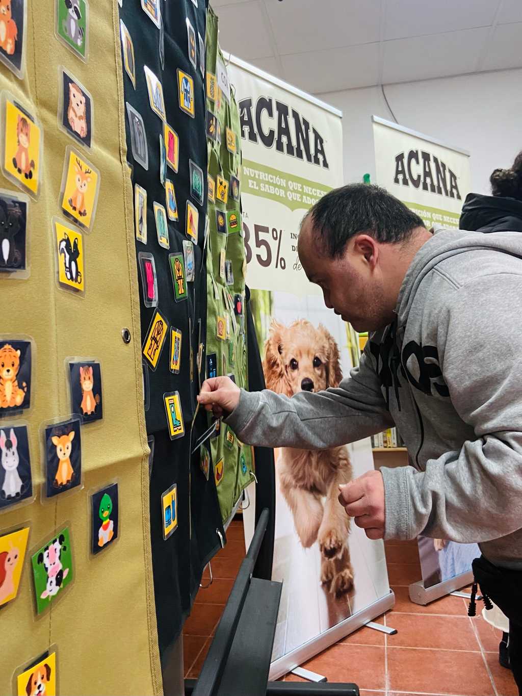 Exhibición con perros policía y de intervención militar en Fundación Jardines de España.