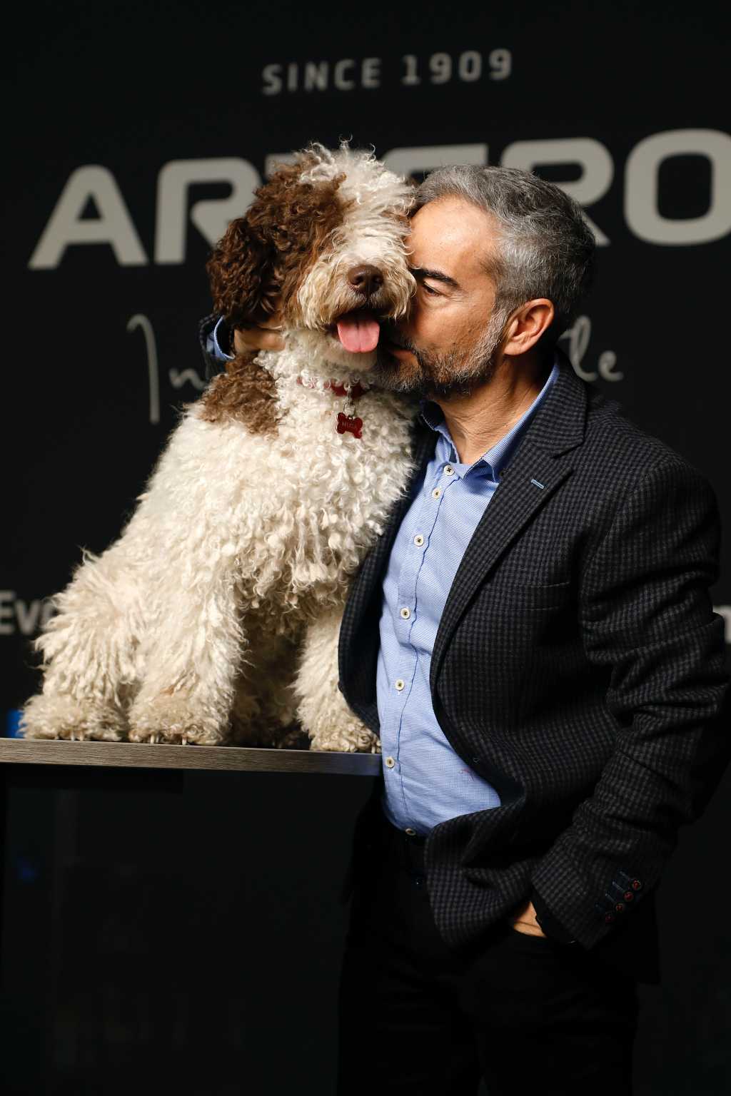 En el corazón de ARTERO , la empresa líder en peluquería canina a nivel mundial, se encuentra Musa, una perra de agua de raza 100% española que personifica los valores de cuidado, higiene y bienestar animal, que son la esencia de la compañía.