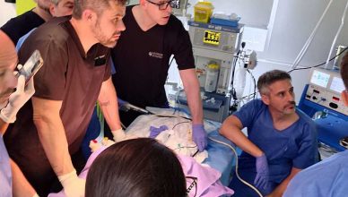 Galicia, el epicentro mundial de la cirugía mitral veterinaria. Alexis Santana, primer cirujano en España y Portugal en operar mediante la cirugía mitral con V-Clamp, ha impartido una formación avanzada en A Coruña el 15 y 16 de junio pasados, exclusiva para cirujanos veterinarios especializados en cardiología intervencionista.